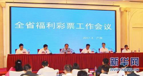 老师裸露胸被学生强挤奶动态